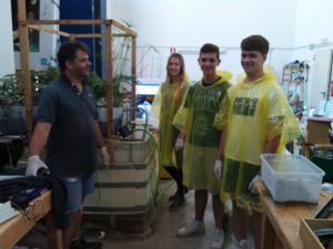 Gli studenti vestiti per poter operare su una vasca acquaponica popolata di carpe Koi
